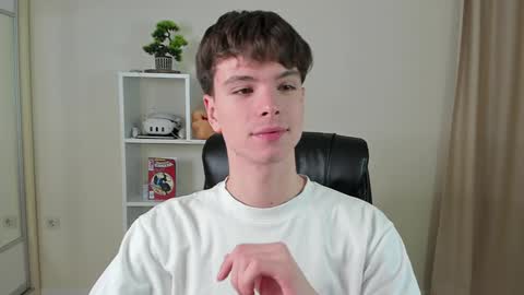Snapshot of calvin_loves_you chatting on 02/08/25, 07:05 Hey I am Calvin online show from 02/08/25, 07:05