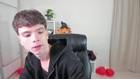 Snapshot of calvin_loves_you chatting on 02/16/25, 07:05 Hey I am Calvin online show from 02/16/25, 07:05