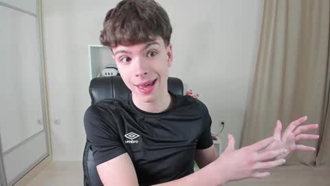Snapshot of calvin_loves_you chatting on 02/22/25, 07:14 Hey I am Calvin online show from 02/22/25, 07:14