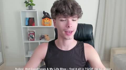 Snapshot of calvin_loves_you chatting on 09/09/25, 06:07 Hey I am Calvin online show from 09/09/25, 06:07