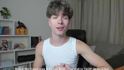 Snapshot of calvin_loves_you chatting on 09/13/25, 09:14 Hey I am Calvin online show from 09/13/25, 09:14