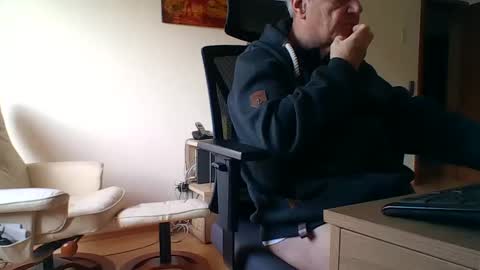 Snapshot of camcologne chatting on 12/23/24, 11:25 camcologne online show from 12/23/24, 11:25