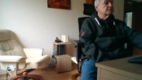 Snapshot of camcologne chatting on 02/10/25, 02:16 camcologne online show from 02/10/25, 02:16