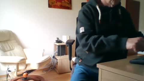 Snapshot of camcologne chatting on 02/11/25, 10:59 camcologne online show from 02/11/25, 10:59