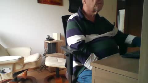 Snapshot of camcologne chatting on 10/04/25, 09:07 camcologne online show from 10/04/25, 09:07