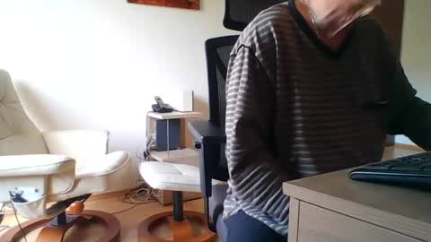 Snapshot of camcologne chatting on 10/10/25, 09:30 camcologne online show from 10/10/25, 09:30