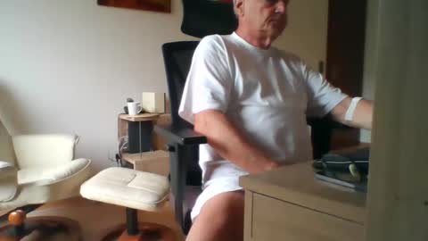 Snapshot of camcologne chatting on 11/19/25, 11:10 camcologne online show from 11/19/25, 11:10