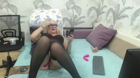 Snapshot of camdiva1 chatting on 12/14/24, 04:01 CamDiva1 online show from 12/14/24, 04:01