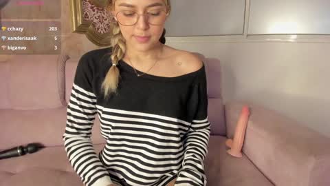 Snapshot of cami_hunter chatting on 12/12/24, 05:15 online show from 12/12/24, 05:15