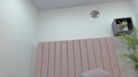 Snapshot of camila__herrera chatting on 02/14/25, 10:38 Camila online show from 02/14/25, 10:38