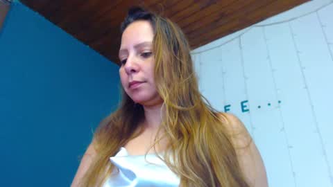 Snapshot of camila_delarosa chatting on 01/12/25, 12:44 camila online show from 01/12/25, 12:44