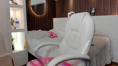 camila_martinez9 online show from 12/19/24, 12:56