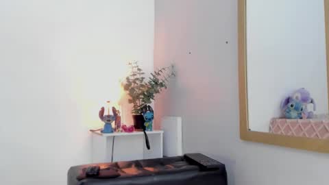Snapshot of camilledubois chatting on 09/17/25, 08:10 C A M I online show from 09/17/25, 08:10