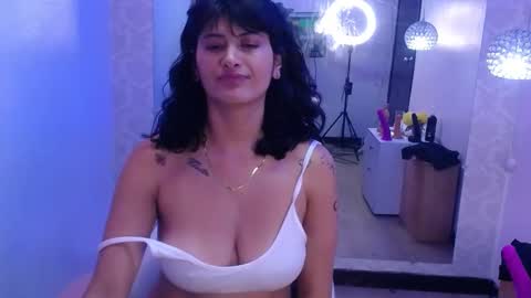 Snapshot of candy_lux_ chatting on 01/14/25, 10:44 Candy online show from 01/14/25, 10:44