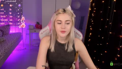 Snapshot of candyhannah chatting on 12/08/24, 03:45 You can call me HH online show from 12/08/24, 03:45
