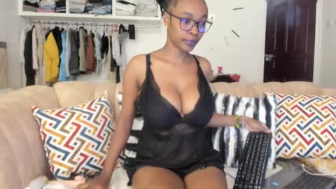 Snapshot of canela_kisses chatting on 01/24/25, 10:00 Canela online show from 01/24/25, 10:00