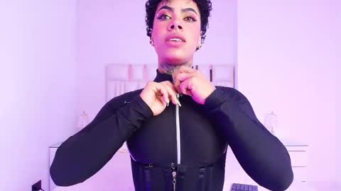 Aura  online show from 11/04/25, 12:04