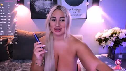 Snapshot of cara__harris chatting on 02/11/25, 08:15 . . online show from 02/11/25, 08:15