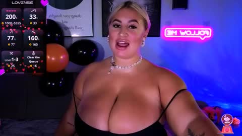 Snapshot of cara__harris chatting on 10/28/25, 11:47 . . online show from 10/28/25, 11:47