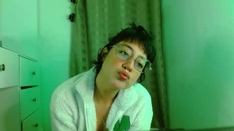 Snapshot of caraenaranja chatting on 10/11/25, 12:43 Amy online show from 10/11/25, 12:43