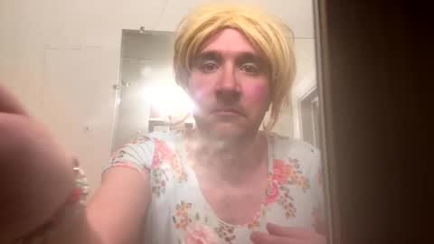 Snapshot of carlacee chatting on 11/09/25, 10:02 carlacee online show from 11/09/25, 10:02