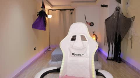 Snapshot of carleewinter chatting on 10/22/25, 02:23 Alejandra online show from 10/22/25, 02:23