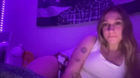 Snapshot of carlyy13 chatting on 12/23/24, 04:12 carlyy13 online show from 12/23/24, 04:12