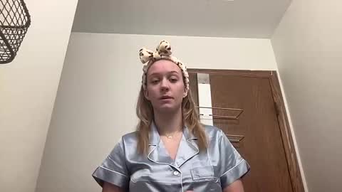 Snapshot of carlyy13 chatting on 12/25/24, 12:37 carlyy13 online show from 12/25/24, 12:37