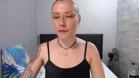 Snapshot of caro_milf_ chatting on 09/15/25, 11:27 Caro milf online show from 09/15/25, 11:27