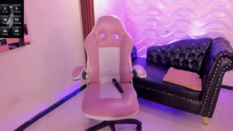 Snapshot of caro_sexyhot chatting on 10/17/25, 02:15 carolina online show from 10/17/25, 02:15