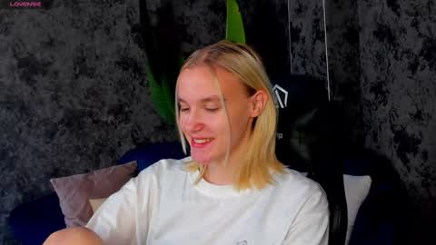Snapshot of carolin_miller chatting on 10/13/25, 07:52 Carol online show from 10/13/25, 07:52