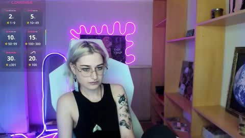 Snapshot of caroline_carterr chatting on 10/13/25, 03:28 Caroline online show from 10/13/25, 03:28