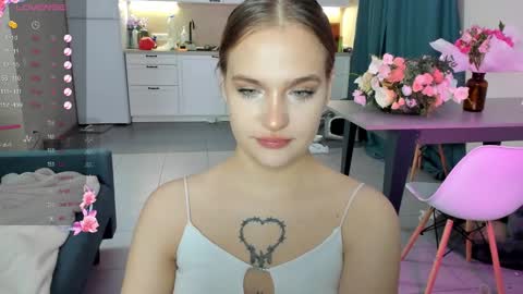 Snapshot of caroline_kiparis chatting on 12/02/24, 02:42 Caro online show from 12/02/24, 02:42