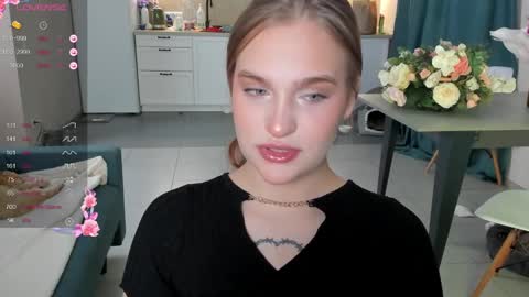Snapshot of caroline_kiparis chatting on 12/03/24, 11:24 Caro online show from 12/03/24, 11:24