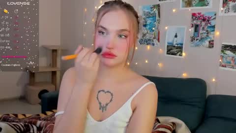 Snapshot of caroline_kiparis chatting on 01/08/25, 09:32 Caro online show from 01/08/25, 09:32