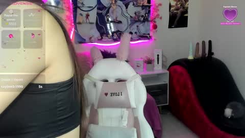 Snapshot of caroline_lenox chatting on 12/05/24, 02:33 Caroline Lenox online show from 12/05/24, 02:33