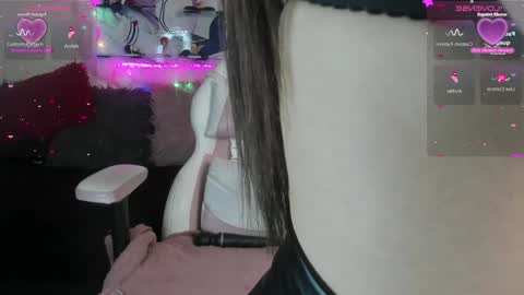 Snapshot of caroline_lenox chatting on 01/07/25, 06:59 Caroline Lenox online show from 01/07/25, 06:59