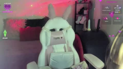 Snapshot of caroline_lenox chatting on 02/24/25, 05:11 Caroline Lenox online show from 02/24/25, 05:11