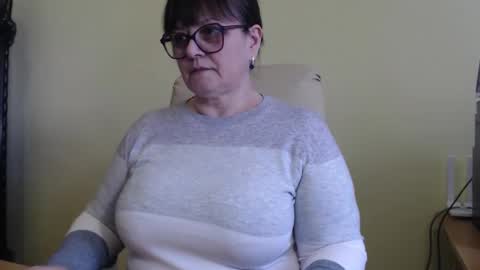 Snapshot of carolinedream_ chatting on 03/10/25, 01:43 CarolineDream online show from 03/10/25, 01:43