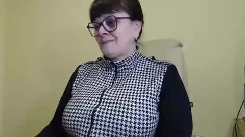 Snapshot of carolinedream_ chatting on 10/27/25, 06:28 CarolineDream online show from 10/27/25, 06:28