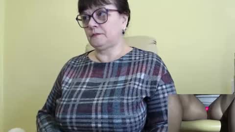 Snapshot of carolinedream_ chatting on 10/28/25, 06:50 CarolineDream online show from 10/28/25, 06:50