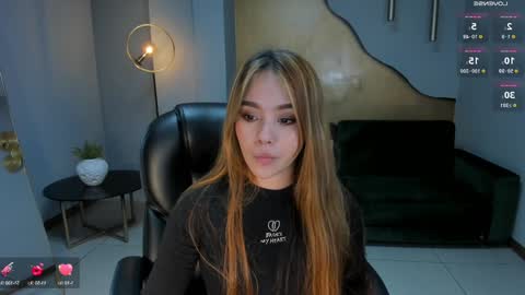 Snapshot of carolinegrace_ chatting on 01/04/25, 10:27 Caro online show from 01/04/25, 10:27