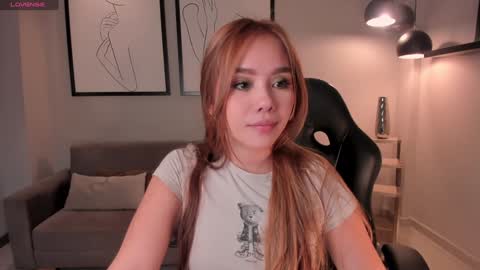 Snapshot of carolinegrace_ chatting on 01/18/25, 10:39 Caro online show from 01/18/25, 10:39