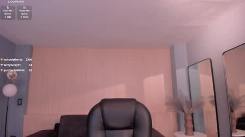 Snapshot of carolinegrace_ chatting on 01/29/25, 01:38 Caro online show from 01/29/25, 01:38