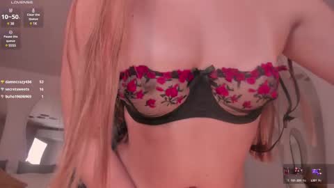 Snapshot of carolinegrace_ chatting on 03/02/25, 02:10 Caro online show from 03/02/25, 02:10