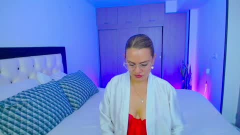 Snapshot of carolinnefiotti chatting on 09/25/25, 01:48 CarolinneFiotti online show from 09/25/25, 01:48