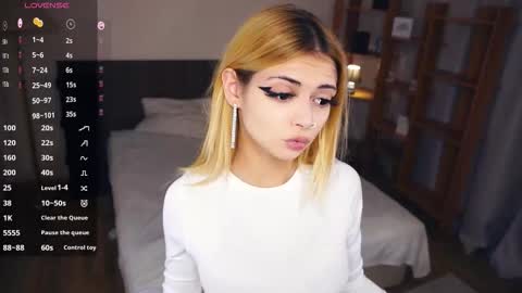 Hello everyone Im Monica Its my first day Were going to have fun together  online show from 11/18/25, 07:51