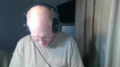 Snapshot of casinocam chatting on 09/16/25, 02:45 CasinoCam online show from 09/16/25, 02:45