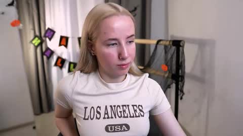 Snapshot of cassie_kelman chatting on 10/20/25, 08:53 Cassie online show from 10/20/25, 08:53