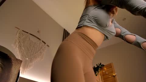 Snapshot of cassiecool chatting on 02/05/25, 12:20 assie online show from 02/05/25, 12:20